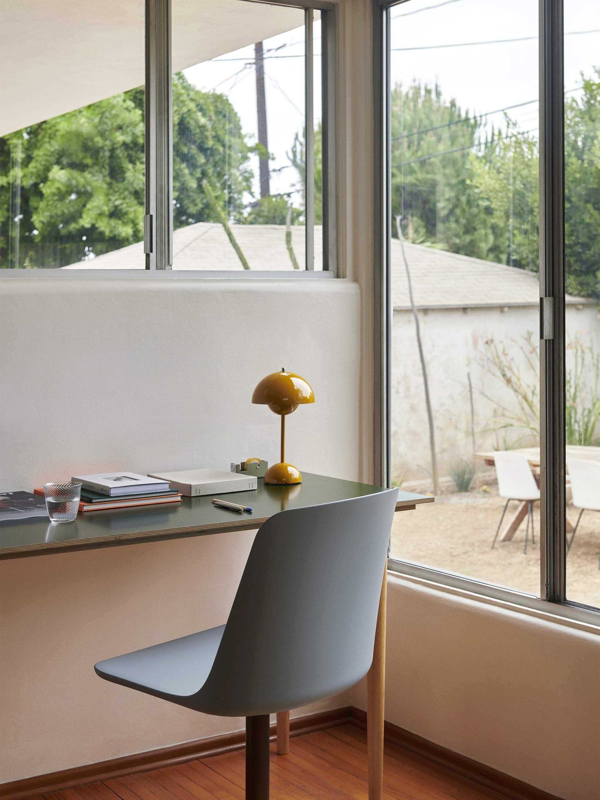 LAMPE DE TABLE SANS FIL RECHARGEABLE FLOWERPOT VP9 MOUTARDE - &TRADITION  Moutarde , Maison Bensimon
