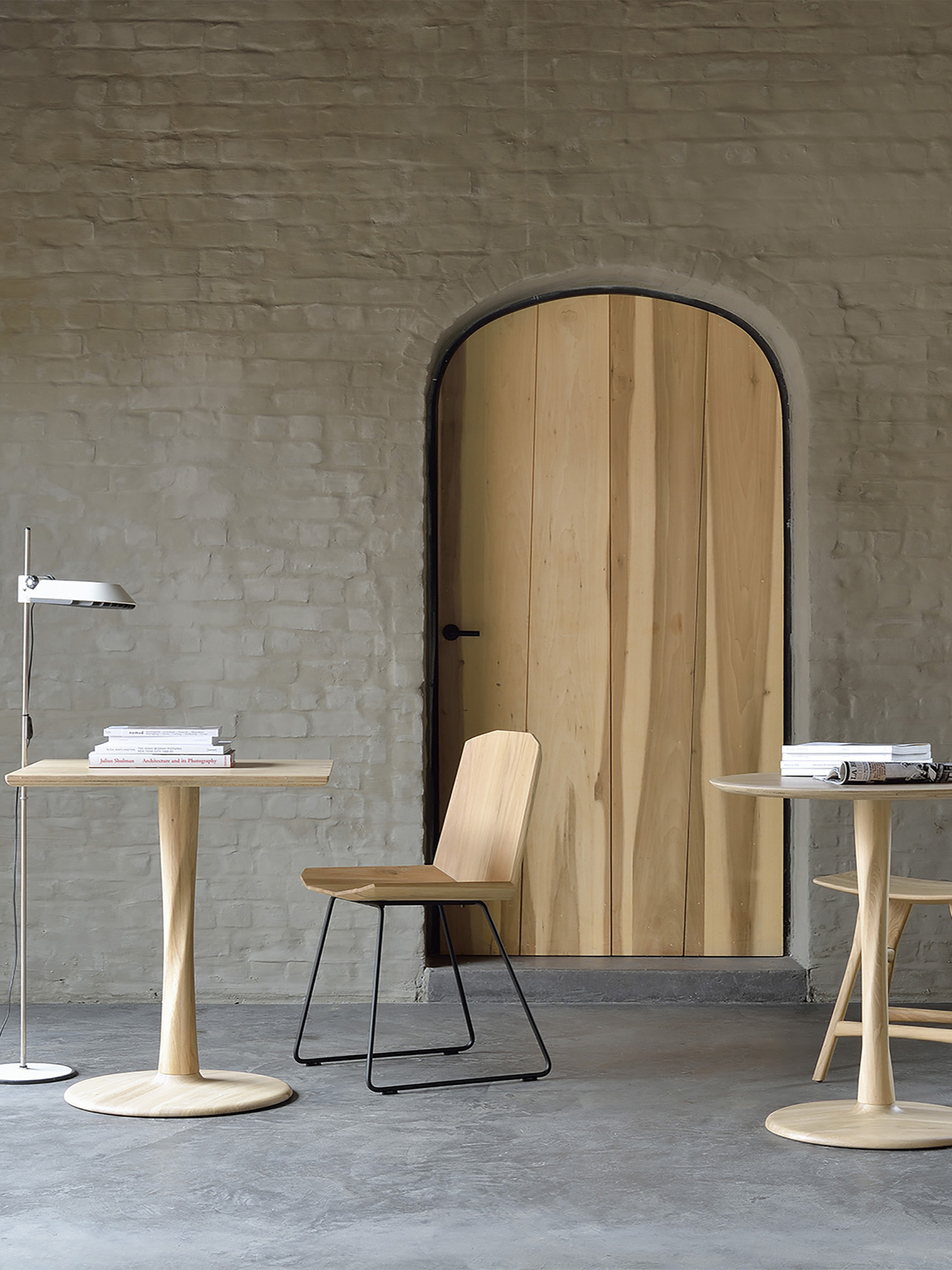 TABLE CARRE TORSION - ETHNICRAFT Chene clair , Maison Bensimon