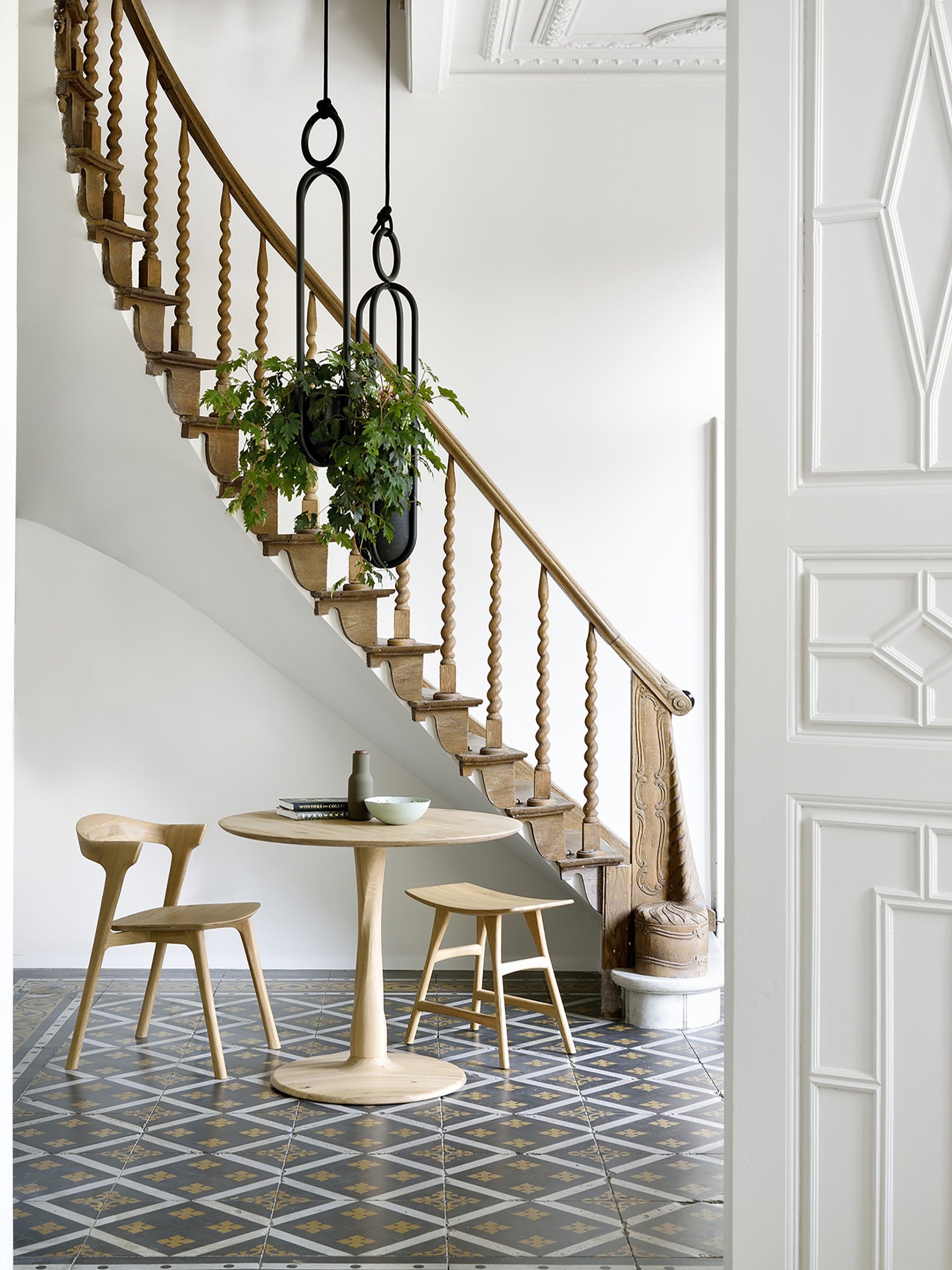 TABLE RONDE TORSION - ETHNICRAFT Chene clair , Maison Bensimon