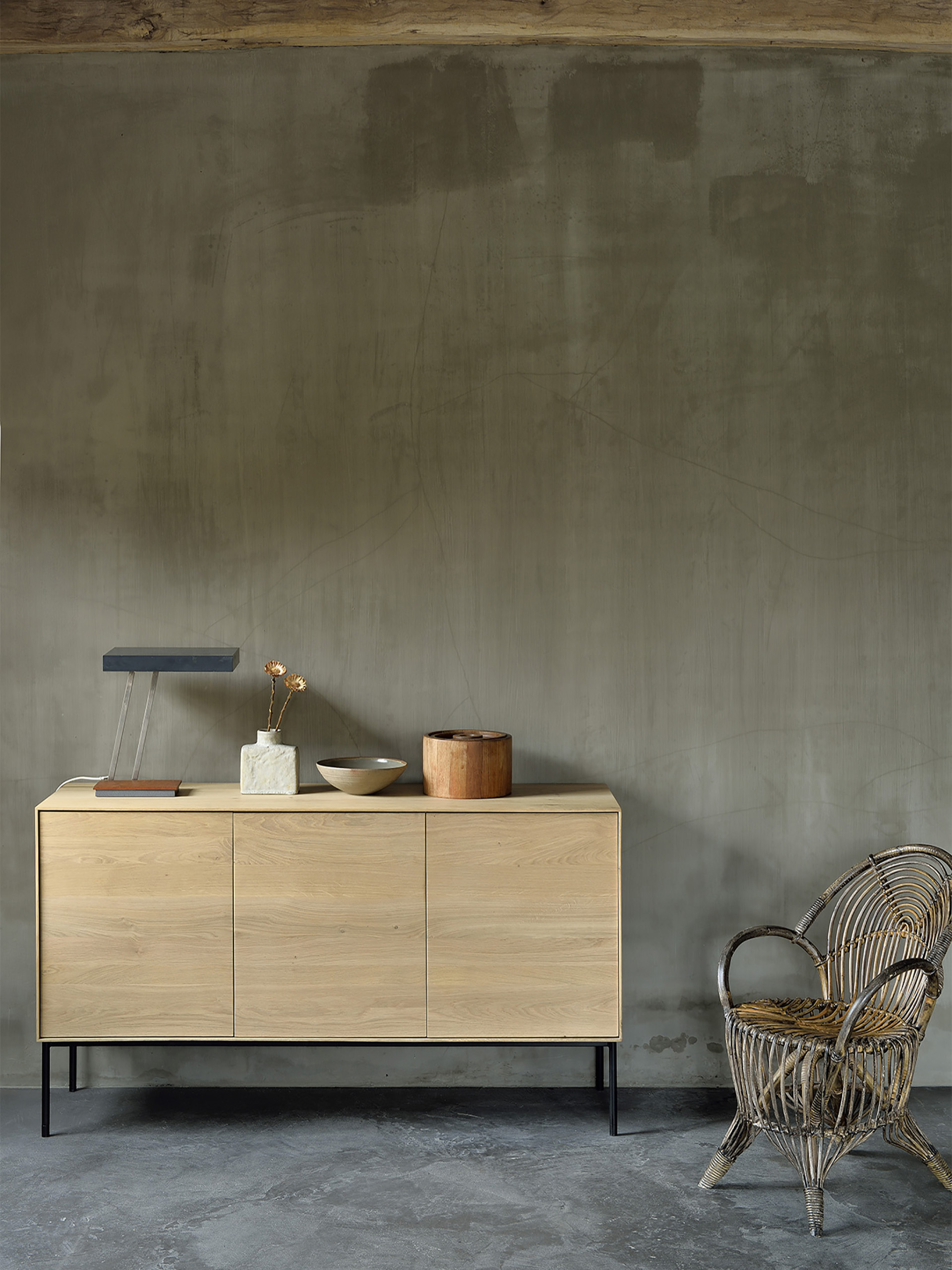 TABLE DE CHEVET SPINDLE - ETHNICRAFT Chene clair , Maison Bensimon
