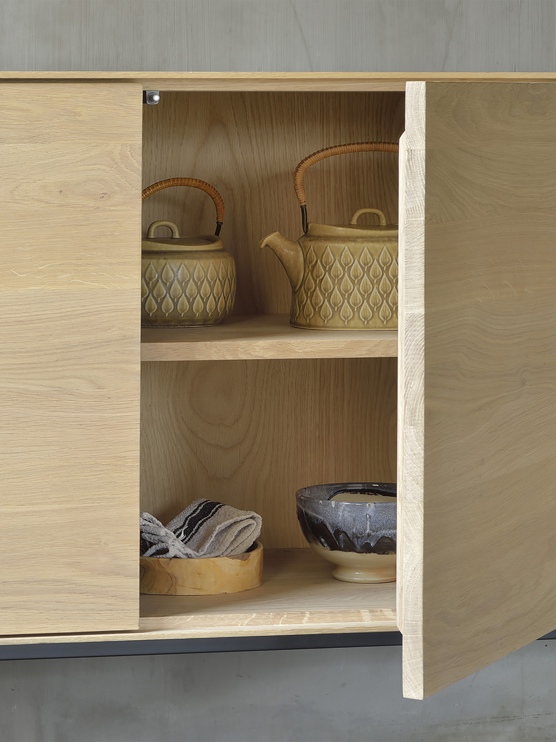TABLE DE CHEVET SPINDLE - ETHNICRAFT Chene clair , Maison Bensimon
