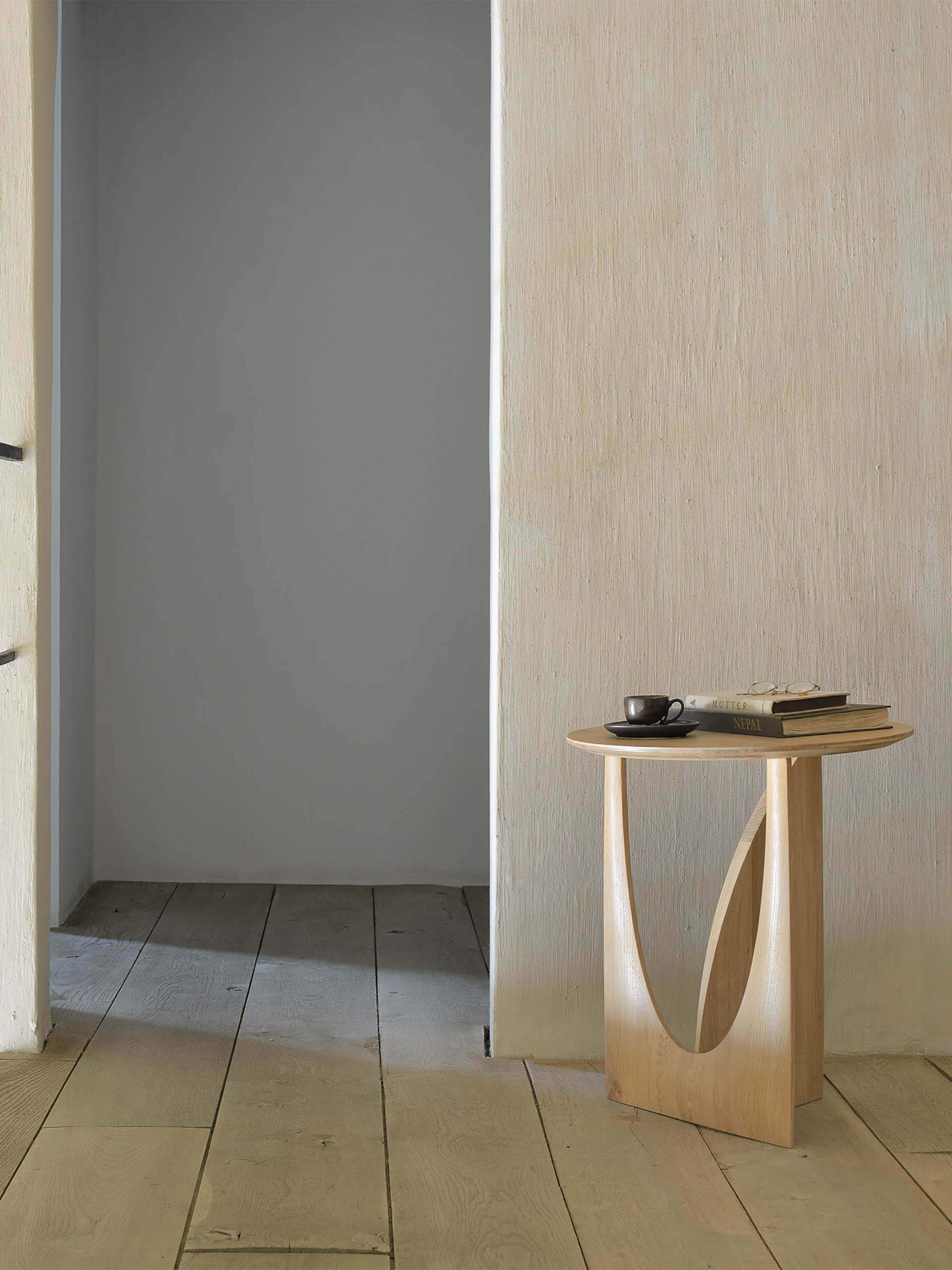 TABLE D'APPOINT GEOMETRIC - ETHNICRAFT Chene clair , Maison Bensimon