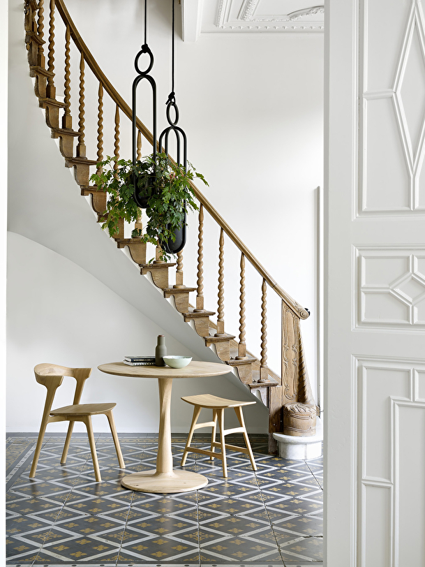 TABLE RONDE TORSION - ETHNICRAFT Chene clair , Maison Bensimon