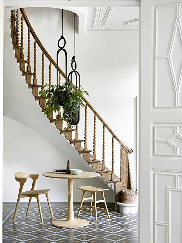 TABLE RONDE TORSION - ETHNICRAFT Chene clair , Maison Bensimon