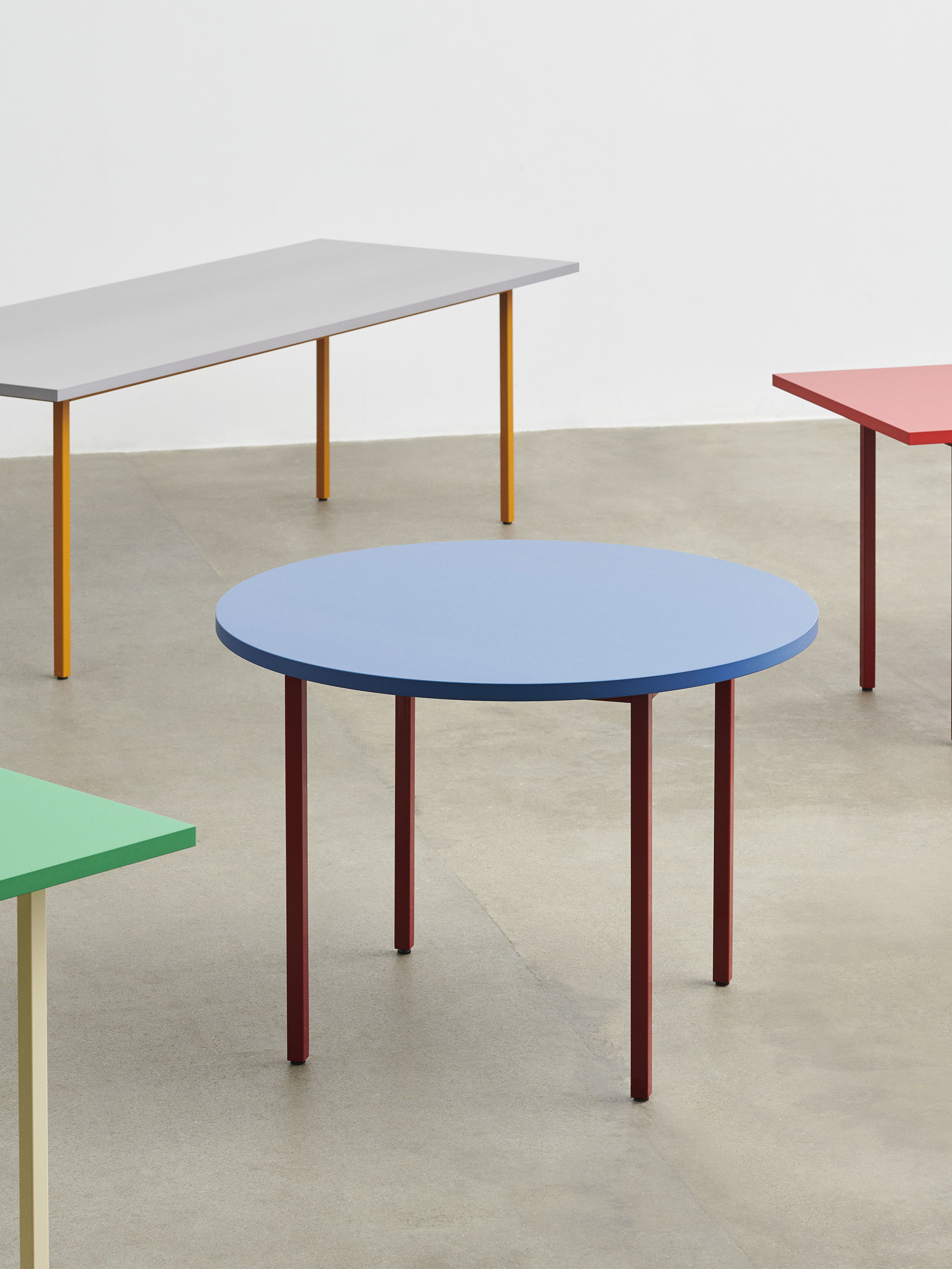 TABLE RONDE TWO-COLOUR MULLER VAN SEVEREN BLEU PIED BORDEAUX D105CM - HAY Bleu , Maison Bensimon