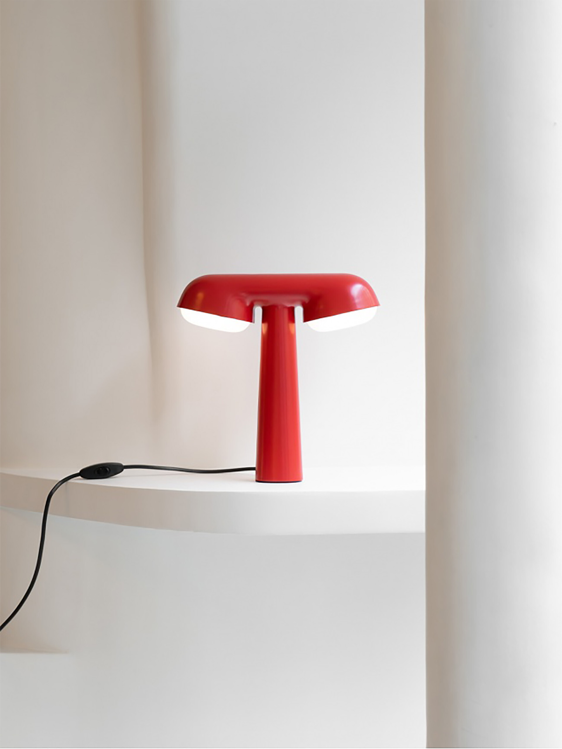 LAMPE TGV ROUGE - MOUSTACHE  Rouge , Maison Bensimon